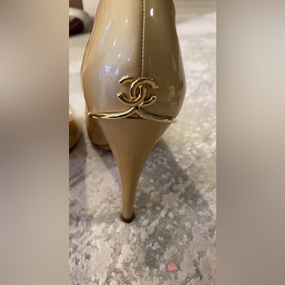 Chanel patent leather cc heel with Chanel logo on back. size 38 1/2 - Picture 3 of 6